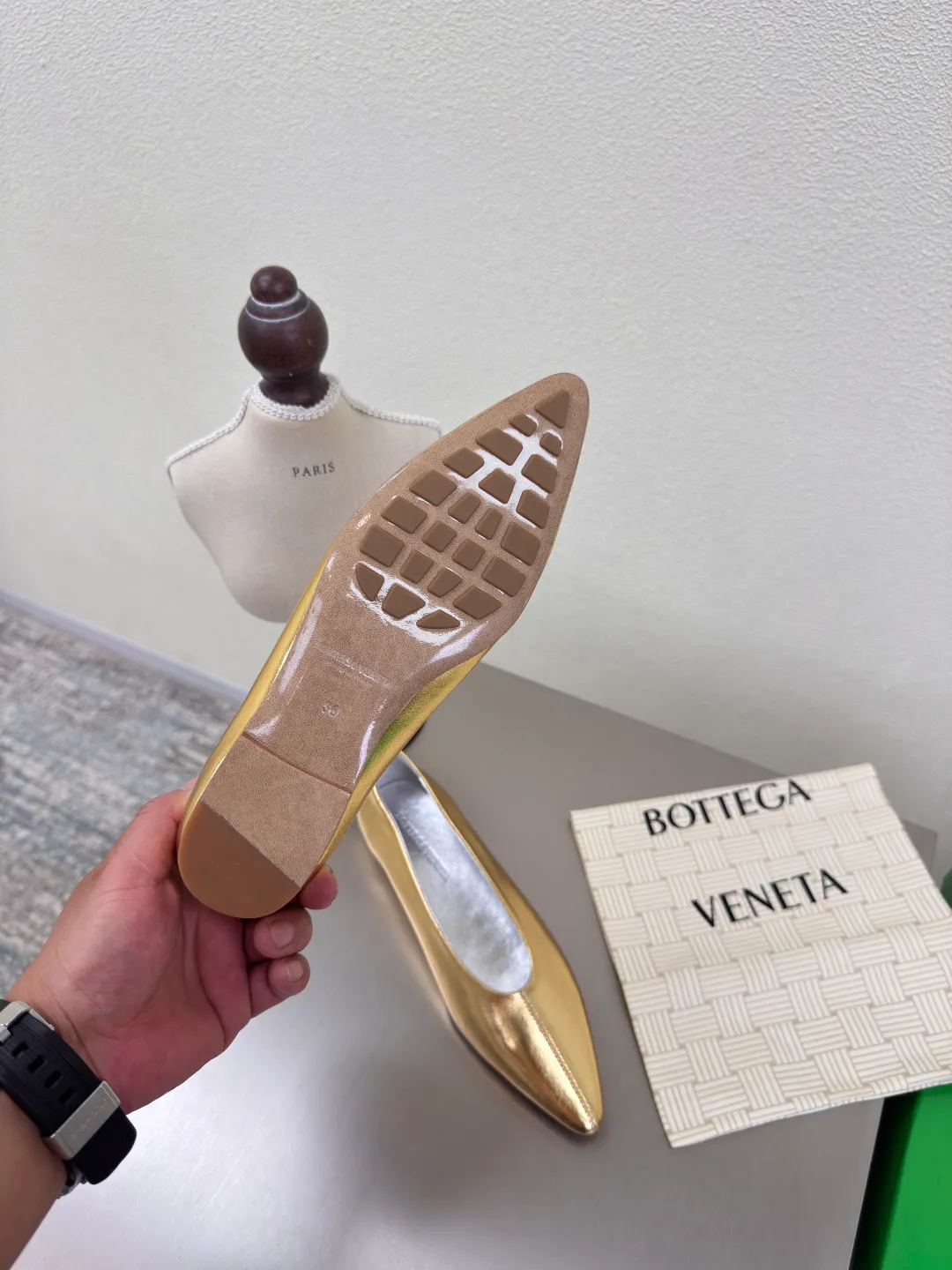 👟👟Ex-factory price 640👟👟 BV women's Sofia ballet shoes leather ballet shoes silver family elements woven series high version small round toe essential for commuting BV early autumn series are so beautiful💯 The use of elegant materials in shoes is intellectual, elegant and capable, full of high-end sense✅The design is beautiful~~ The fabric is made of original consistent lambskin and the shaping technology pursues the perfection of the internal process✅ Heel The foot pads are made of lambskin, never sloppy 🆚Original💯 Outsole technology Brand classic The new season uses Italian genuine leather outsole with clear dyeing technology and rubber square technology 💯 Comfortable and high-end flat design makes travel more comfortable and confident 35 36 37 38 39 40 41 42 (40 41 42 customized code number) Equipped with original packaging Hot glue process logo cloth bag